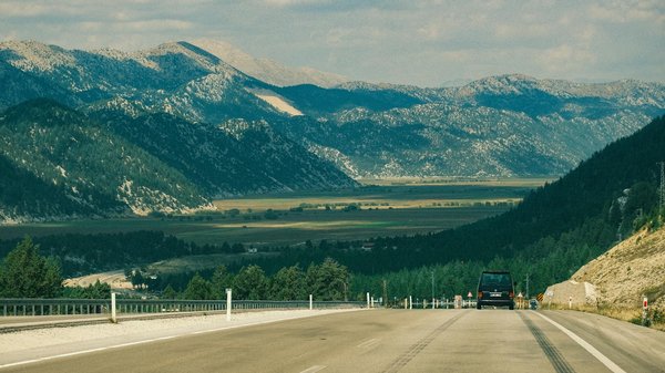 Comparatif des options d'entretien auto : concessionnaire, garage, ou centre ?